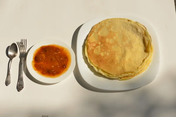 Panquecas. Panquecas servidas em um prato branco com uma variedade de ingredientes  . — Fotografia de Stock