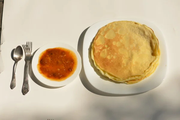 Pfannkuchen. Pfannkuchen auf einem weißen Teller mit verschiedenen Zutaten . — Stockfoto