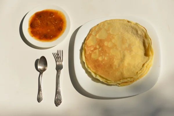 Panqueques. Panqueques servidos en un plato blanco con una variedad de ingredientes  . — Foto de Stock