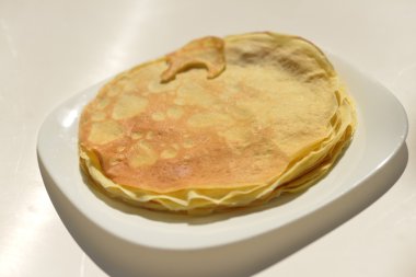 Beyaz tabakta krep .