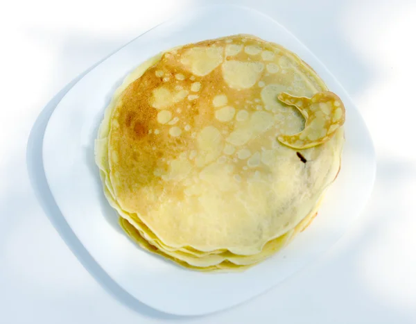 Pannkakor som serveras på en vit platta . — Stockfoto