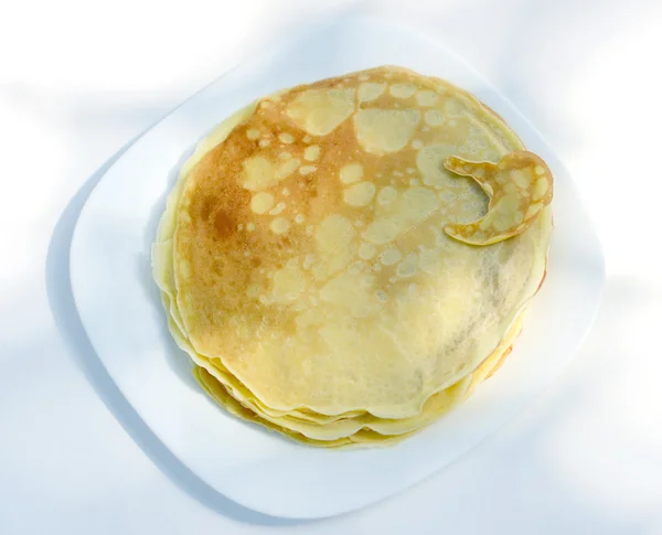 Pancakes serviti su un piatto bianco  . — Foto Stock