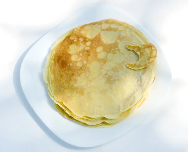 Pfannkuchen auf einem weißen Teller serviert . — Stockfoto