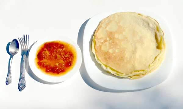 Pfannkuchen auf einem weißen Teller serviert . — Stockfoto