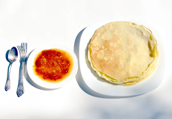 Pfannkuchen auf einem weißen Teller serviert . — Stockfoto