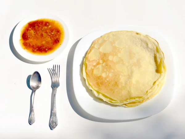 Pfannkuchen auf einem weißen Teller serviert . — Stockfoto