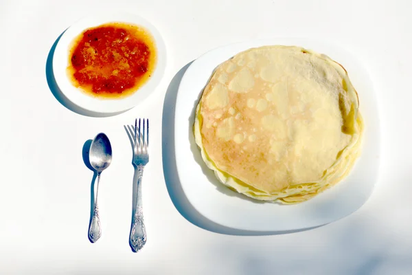 Pfannkuchen auf einem weißen Teller serviert . — Stockfoto