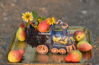 Seramik tren ile armut .