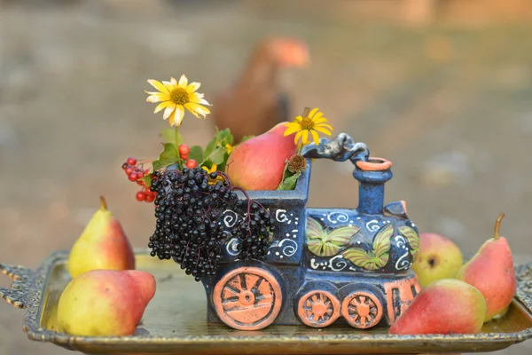 Κεραμικά τρένο με αχλάδια . Φωτογραφία Αρχείου