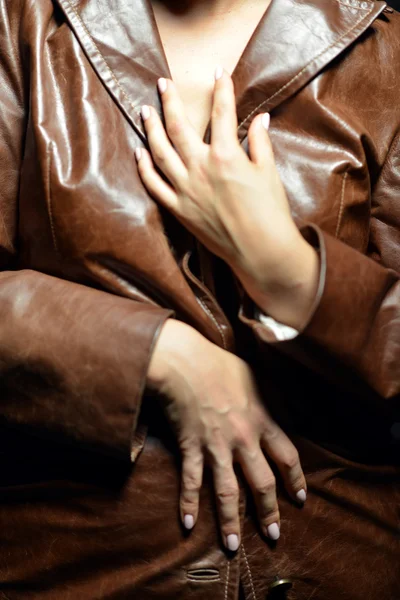 Τα χέρια της μια γυναίκα σε ένα καφέ δερμάτινο παλτό — Φωτογραφία Αρχείου