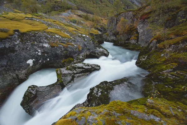 Wasserfälle Naturlandschaft in den skandinavischen Bergen — Stockfoto
