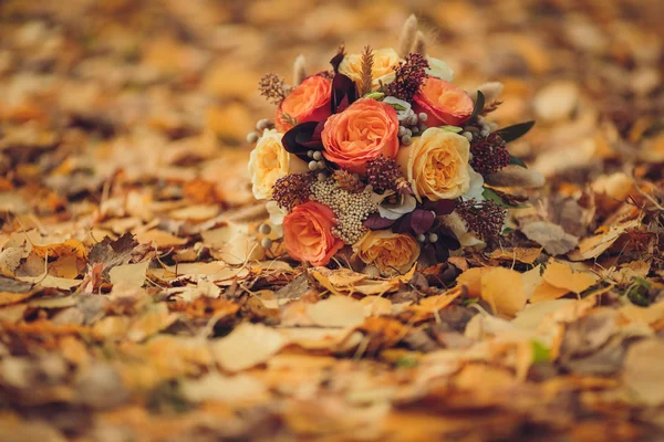 Bouquet da sposa in mano — Foto Stock