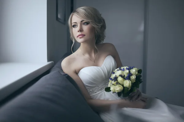 Bella sposa in matrimonio bianco — Foto Stock