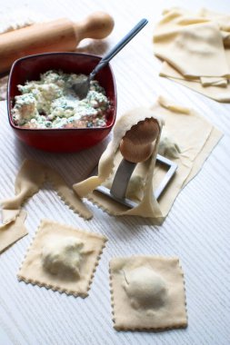 Ev yapımı ricotta ve ıspanaklı ravioli yapma süreci.