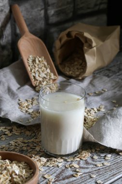 Yulaf suyu, kırsal bir masada süt ve yulaf ezmesine alternatif vejetaryendir.