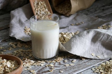 Yulaf suyu, kırsal bir masada süt ve yulaf ezmesine alternatif vejetaryendir.