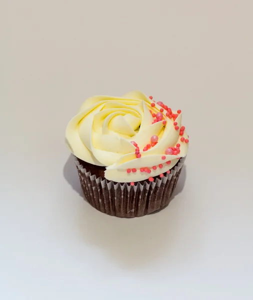 Dulces y deliciosos cupcakes de chocolate con crema —  Fotos de Stock