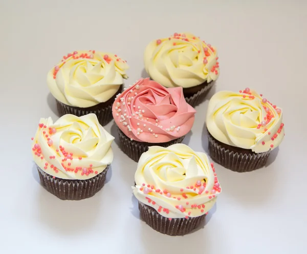 Süße und leckere Schokoladen-Cupcakes mit Sahne — Stockfoto