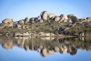 Gölde görünümü, riverside depolama rezervuar MALPARTIDA de Caceres, Bölge: Extremadura, Spain.