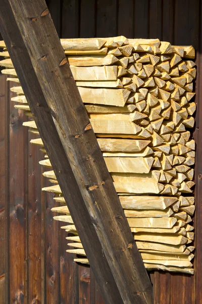 Yakacak odun yığını