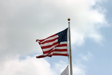 Bulutlu, mavi gökyüzü karşı Amerikan bayrağı