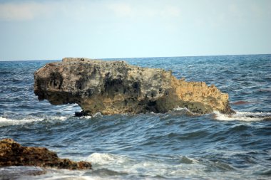 Okyanusta büyük çıkıntılı Rock