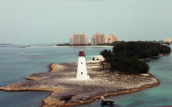 Faro en pequeña isla —  Fotos de Stock