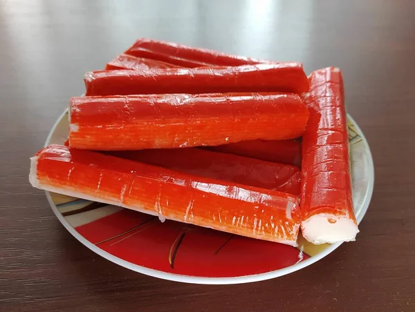 Bâtonnets Crabe Sur Une Soucoupe Sur Table — Photo