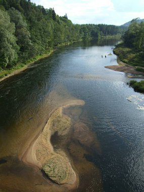 Letonya, Sigulda. Sigulda 'daki köprüden Gauja nehrinin manzarası.