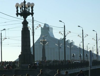 Letonya, Riga. Riga sakinleri Daugava 'nın karşısındaki Taş Köprü' de Ulusal Kütüphane 'nin yakınındaki bir mitinge gidiyorlar..