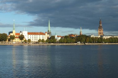 Letonya 'nın başkenti Riga' dır. Daugava, Riga Kalesi ve Yaşlı Riga manzarası.