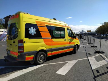 Letonya, Riga. 11 Kasım seti üzerinde bir ambulans arabası..