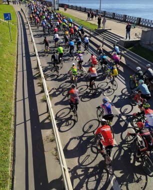 Letonya, Riga. Bisikletçilerin Riga 'daki 11 Kasım Embankment' a kitlesel gelişi. Yarışa Letonya ve diğer ülkelerden bisiklet hayranları katıldı.