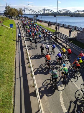 Letonya, Riga. Bisikletçilerin Riga 'daki 11 Kasım Embankment' a kitlesel gelişi. Yarışa Letonya ve diğer ülkelerden bisiklet hayranları katıldı.