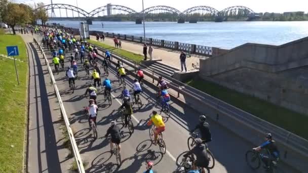 Letonia Riga 2021 Llegada Masiva Ciclistas Embankment Del Noviembre Riga — Vídeos de Stock