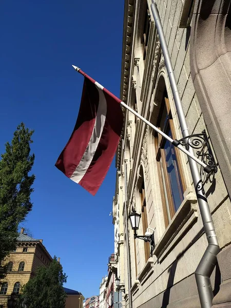 ラトビア セイムの建物の一つにラトビアの国旗 — ストック写真