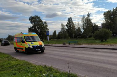 Letonya, Riga. Bir ambulans arabası çağrıya koştu..