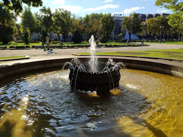 Lettland Riga Brunnen Auf Der Esplanade — Stockfoto