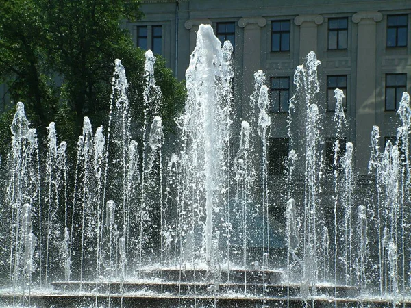 拉脱维亚 里加市中心的城市喷泉 — 图库照片