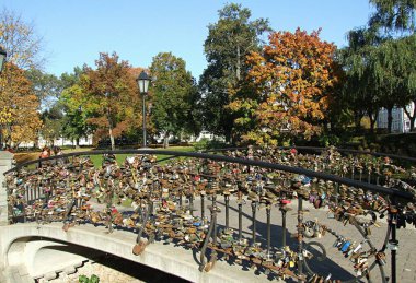 Letonya, Riga. Yeni evlilerin geleneği şehir merkezindeki köprüye düğün kilidi takmaktır..