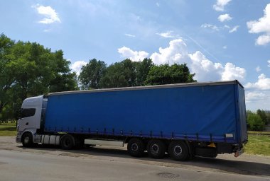 Letonya, Riga. 02.07.2021. Riga 'nın Bolderaja mahallesindeki mavi gökyüzünün arka planına karşı mavi bir araba.. 