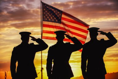 Gaziler günü. Üç askerin siluetleri yan yana duruyor.