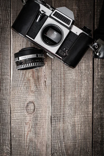Lente y cámara antiguas . — Foto de Stock