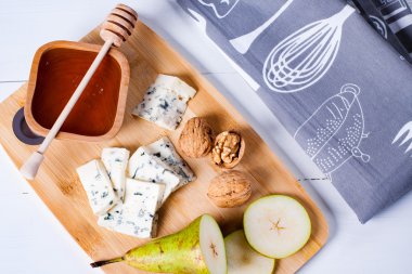 armut, fındık ve bal dilimleri ile peynir