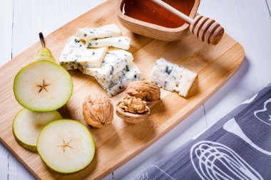 armut, fındık ve bal dilimleri ile peynir