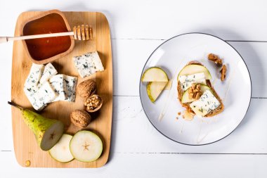 armut, fındık ve bal dilimleri ile peynir
