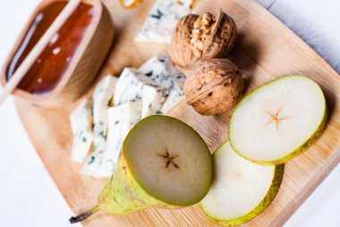 armut, fındık ve bal dilimleri ile peynir