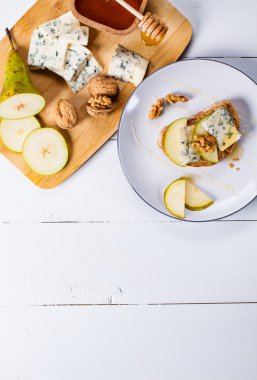 armut, fındık ve bal dilimleri ile peynir