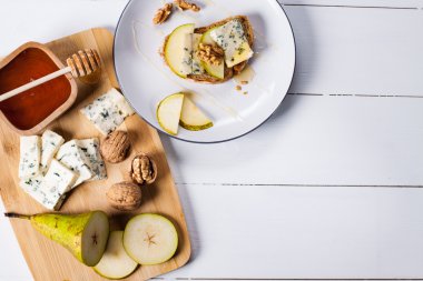 armut, fındık ve bal dilimleri ile peynir