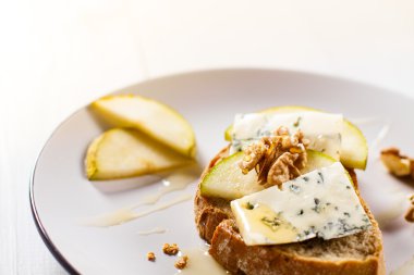 armut, fındık ve bal dilimleri ile peynir